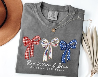 Comfort Colors プレッピーコケット レッド ホワイト ブルー ボウシャツ、花柄愛国グラフィックTシャツ、アメリカ独立250周年Tシャツ、独立記念日クルーネック