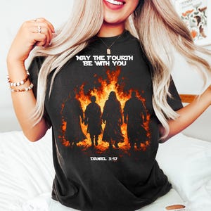 Må den fjärde vara med dig Daniel 3 17-tröja, cool grafisk bibelcitat grafisk t-shirt, kristen gåva, religiös matchande outfit