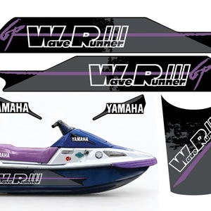 Puede incluir: Una moto de agua Yamaha WaveRunner azul y blanca con asiento y detalles en color púrpura. La imagen incluye juegos de calcomanías negras y púrpuras a juego con el texto WaveRunner y GP, además de logotipos de Yamaha para su aplicación.