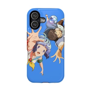 Op de afbeelding: Blauwe telefoonhoes met anime-stijl illustratie van twee personages die naar een gloeiende bol grijpen. De personages hebben kleurrijk haar en staan tegen een helderblauwe achtergrond. De hoes heeft een uitsparing voor een dubbele camera.
