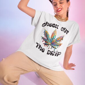 Sprawdź koszulkę graficzną The Drip Cannabis - koszulka unisex, odzież stonerska, moda Chill Vibe