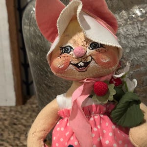 Muñeca vintage de Pascua (Ana de Pascua) con conejito de fresas, 1989