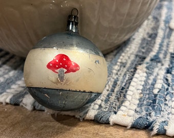 Adorno navideño vintage de bola de cristal con forma de hongo pintado