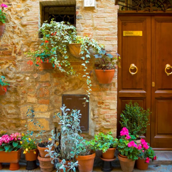 Italië fotografie, Italiaanse tuin foto neutrale kleuren bruin koffie Beige deuropening tuin bloempotten ita110