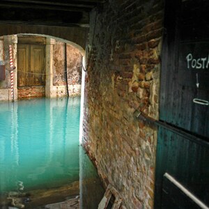 Fotografía de Venecia Fotografía de canal Fotografía de Italia Callejón Calle Verde azulado Verde Azul Italia ven48