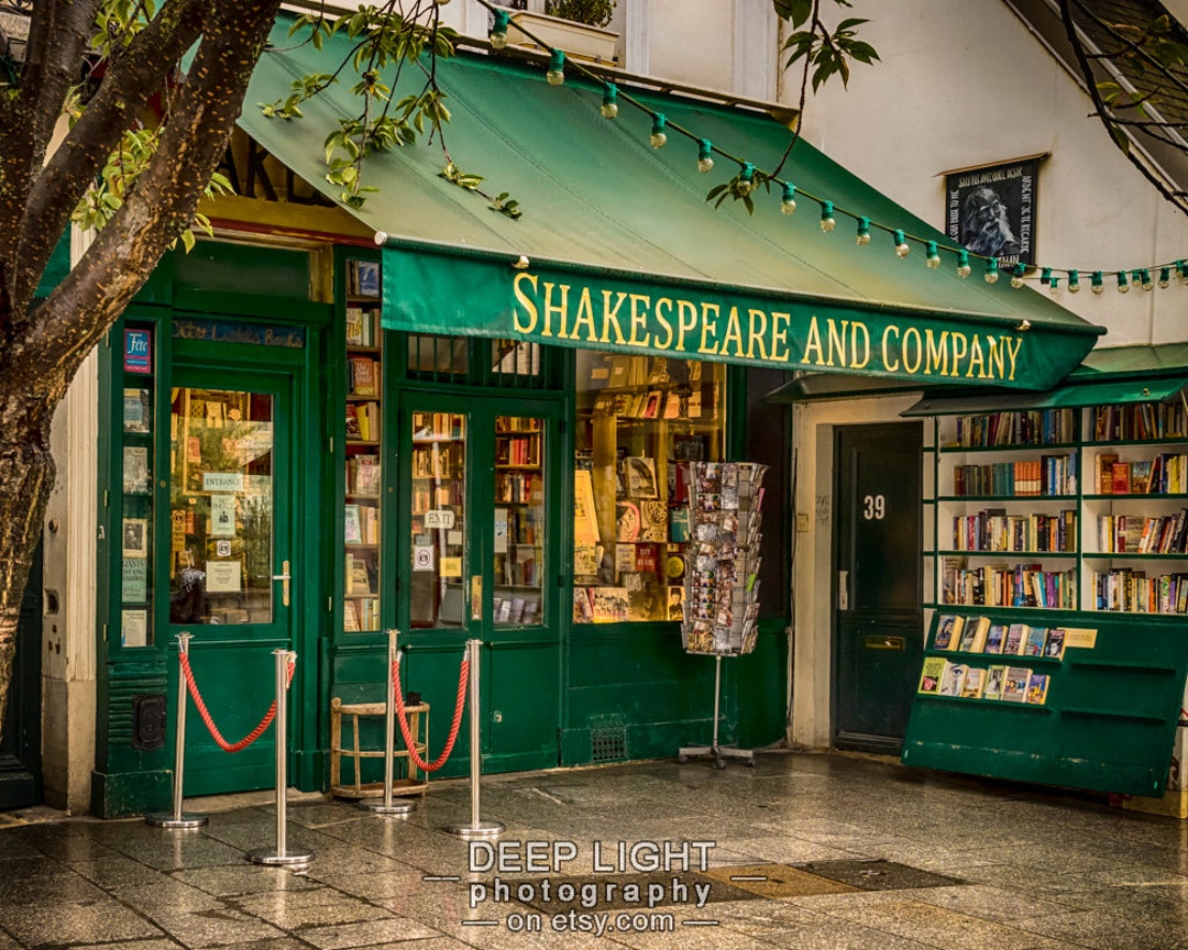 Shakespeare and Co bookshop in Paris Stock Photo - Alamy