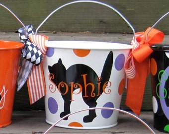 Balde de Halloween personalizado de 5 cuartos de galón, blanco, con asas, diseños de gatos negros con nombre y diseños adicionales para elegir