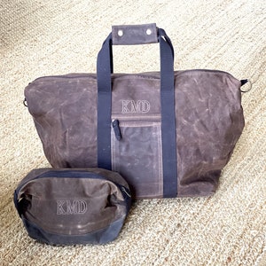Monogramowany 2-częściowy woskowany zestaw podróżny Voyager Weekender & Dopp Kit w kolorze brązowym; Idealny zestaw podróżny dla mężczyzn w każdym wieku; Sprawdź całą kolekcję woskowanych