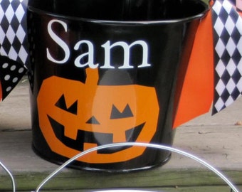 Cubo de Halloween personalizado para pedir dulces o trucos con asas/cubo negro con calabaza y diseño de nombre/muchos diseños para elegir