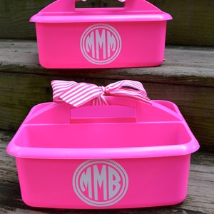 Organizador de ducha personalizado en rosa fuerte con doble círculo y monograma; ideal como regalo de graduación, aula o organizador para maestros.