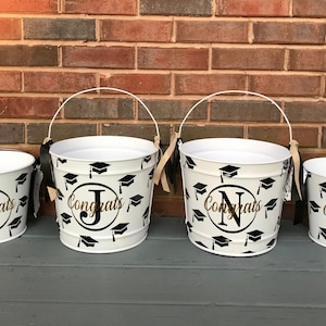 Cubos de graduación personalizados de 5 QT y 10 QT; Gran decoración para fiesta de graduación; Decoración de graduación de escuela secundaria o universidad; Nuevo grupo de trabajos