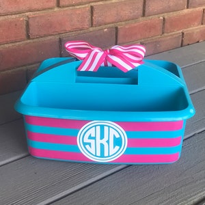 Organizador de ducha personalizado con rayas e inicial/iniciales; regalo de graduación; Gran regalo para profesor también; 8 opciones de color; Organizador de manualidades
