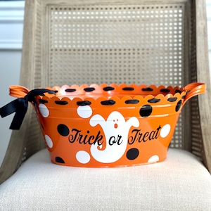 Cubo ovalado de Halloween listo para enviar con borde festoneado y cinta con fantasma; cubo grande para dulces con forma de truco o trato; muchos diseños y colores de cubo