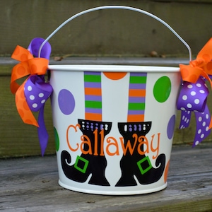 Cubo de 5 cuartos de galón para Halloween con asas, personalizado, blanco con pies de bruja, muchos diseños para elegir