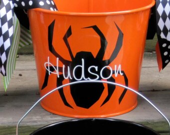 Balde de Halloween personalizado de 5 cuartos de galón para pedir dulces con asas, color naranja con una araña negra y diseño con nombre, diseños adicionales para elegir