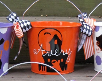 Balde de Halloween de 5 cuartos con asas para pedir dulces, personalizado en color naranja con casa embrujada y diseños adicionales para elegir