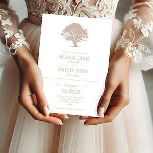 Könnte beinhalten: Eine weiße Hochzeitseinladung mit einer braunen Baumillustration. Die Einladung lautet "Together with their parents Sarah Jane Smith & Philip John Parker Saturday 08.12.27 at three o'clock in the afternoon at the Parker residence 42 Palm Cove Lane, Sydney Reception to follow immediately"