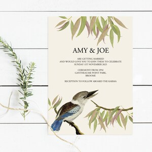 Puede incluir: Invitaci&oacute;n de boda con fondo crema y hojas verdes y rosas. El texto dice "AMY & JOE se casan y les encantar&iacute;a que se unieran a ellos para celebrar el domingo 1 de noviembre de 2025 Ceremonia a partir de las 2 PM Gantheaum Point Park, Broome Recepci&oacute;n a bordo del Karma."