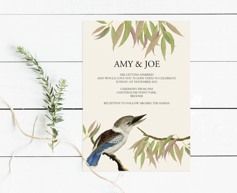 Puede incluir: Invitaci&oacute;n de boda con fondo crema y hojas verdes y rosas. El texto dice "AMY & JOE se casan y les encantar&iacute;a que se unieran a ellos para celebrar el domingo 1 de noviembre de 2025 Ceremonia a partir de las 2 PM Gantheaum Point Park, Broome Recepci&oacute;n a bordo del Karma."