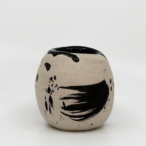 筆跡のある小さな花瓶