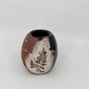 Kleine Vase aus wildem Ton aus Georgia