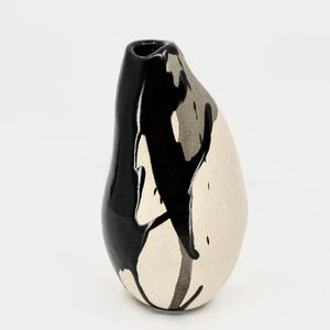 Könnte beinhalten: Rustikales Holzschild mit dem Text "Welcome to our home" in weißen Buchstaben. Das Schild hat eine Used-Optik und ein schlichtes, einladendes Design, perfekt für eine Veranda oder einen Eingangsbereich.