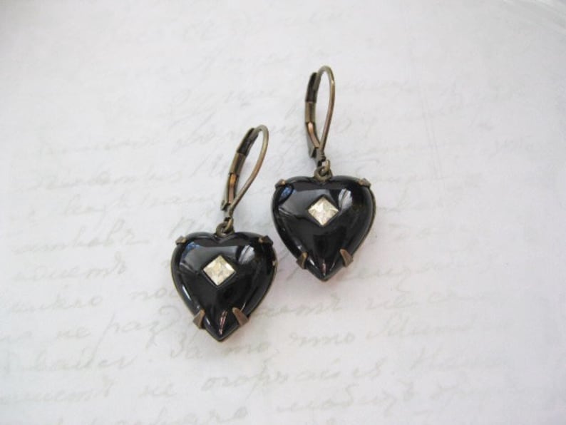 Boucles d'oreilles coeur noir , boucles d'oreilles coeur Saint Valentin , boucles d'oreilles coeur style déco , boucles d'oreilles romantiques Dangle , gouttes de coeur en verre vintage image 1