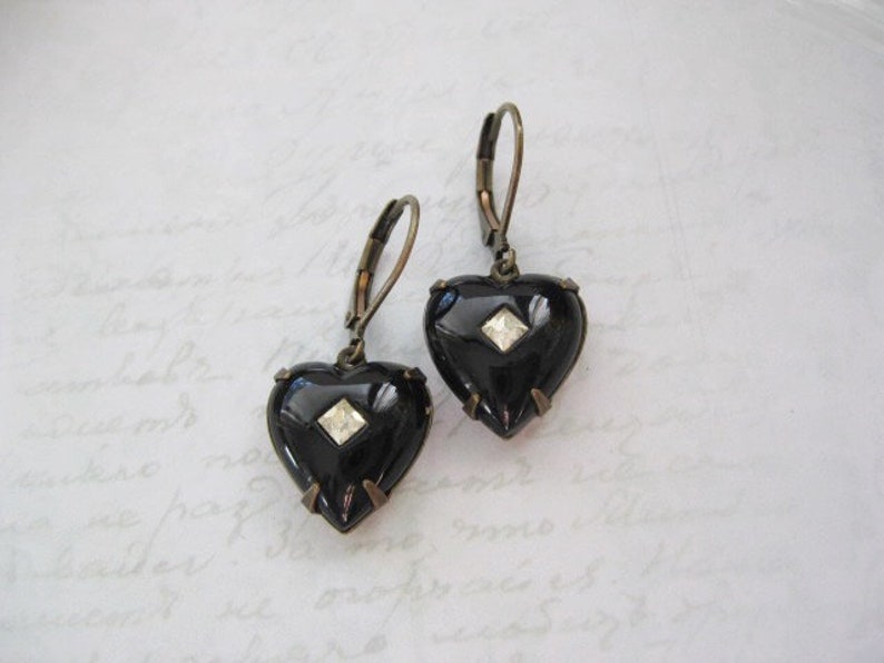 Boucles d'oreilles coeur noir , boucles d'oreilles coeur Saint Valentin , boucles d'oreilles coeur style déco , boucles d'oreilles romantiques Dangle , gouttes de coeur en verre vintage image 3