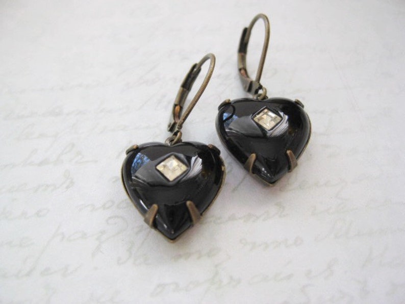 Boucles d'oreilles coeur noir , boucles d'oreilles coeur Saint Valentin , boucles d'oreilles coeur style déco , boucles d'oreilles romantiques Dangle , gouttes de coeur en verre vintage image 2