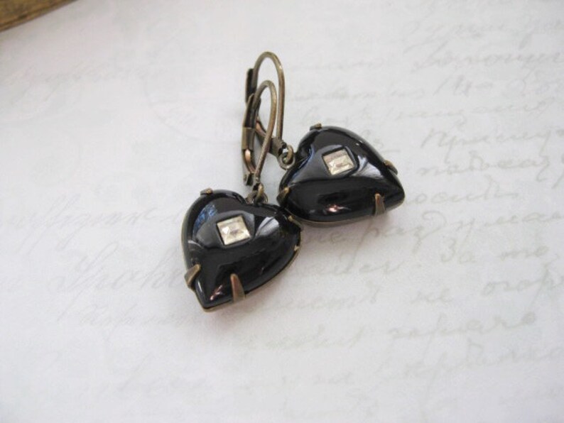 Boucles d'oreilles coeur noir , boucles d'oreilles coeur Saint Valentin , boucles d'oreilles coeur style déco , boucles d'oreilles romantiques Dangle , gouttes de coeur en verre vintage image 4