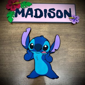 パーソナライズされたステッチテーマの寝室ドアハンガー。手作りのドアサイン。 Letrero de Stitch、Letrero Decorativo Personalizado、Hecho a mano。