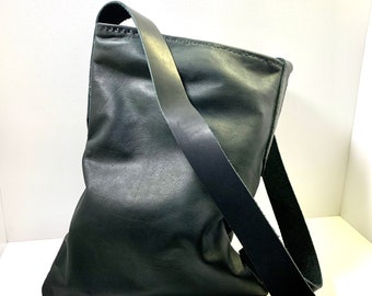 Eenvoudige lichtgewicht zwart lederen schoudertas of crossbody open tas