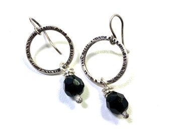 Paar geoxideerde Sterling Silver Hoop Oorbellen met vintage gefaceteerd zwart glas bungelt