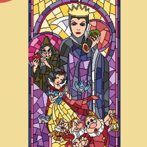 Puede incluir: Un patrón de punto de cruz con una ilustración estilo vidriera de la Reina Malvada, la vieja bruja, Blancanieves y tres enanos. El diseño incluye segmentos vibrantes en morado, amarillo, rojo y azul con contornos negros en todo el conjunto.