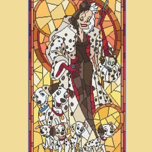 Puede incluir: Un patrón de punto de cruz con una ilustración estilo vidriera de un personaje con cabello blanco y negro y un abrigo con manchas, rodeado de cinco cachorros dálmatas. El diseño utiliza una paleta de colores amarillo, marrón, rojo y negro.