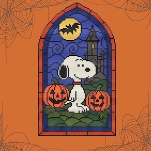 Puede incluir: Un diseño de punto de cruz con Snoopy en una vidriera de Halloween. El diseño incluye una luna amarilla con un murciélago, un castillo espeluznante y dos calabazas. El fondo es naranja con telarañas.