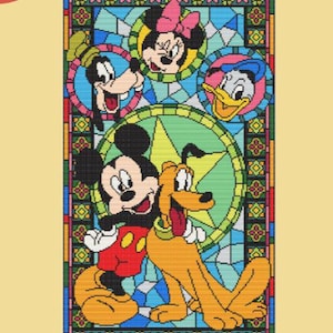 Puede incluir: Un diseño de punto de cruz colorido con Mickey Mouse, Pluto, Goofy, Minnie Mouse y el Pato Donald. Los personajes están dispuestos en un estilo de vidriera, con colores vibrantes y patrones geométricos. El fondo es amarillo claro.