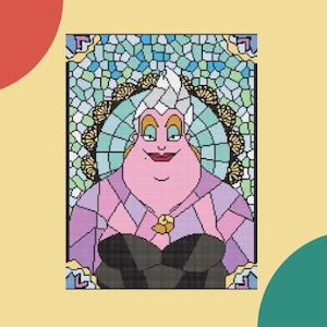 Puede incluir: Patrón de punto de cruz con Úrsula de La Sirenita, al estilo vidriera. La imagen muestra a Úrsula con la cara rosa, ropa morada y negra, y un collar dorado. El fondo es un mosaico de azul, verde y dorado.