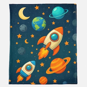 Può includere: Un razzo blu e bianco con fiamme arancioni che vola nello spazio con pianeti e stelle. Lo sfondo è di colore blu scuro.