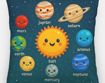 Op de afbeelding: Een blauw kussen met een cartoonillustratie van het zonnestelsel. De zon, de aarde, mars, venus, mercurius, jupiter, saturnus, uranus en neptunus worden allemaal afgebeeld met lachende gezichten. De planeten zijn gelabeld met hun namen.