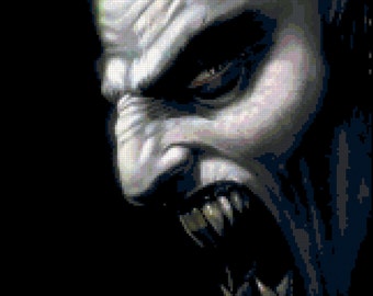 Può includere: Primo piano del viso di un vampiro con denti aguzzi e un'espressione minacciosa. Gli occhi del vampiro sono spalancati e la bocca è aperta in un ringhio. Lo sfondo è scuro.