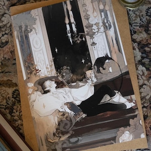 Op de afbeelding: Een digitale illustratie van een persoon die op een bank ligt in een kamer met een groot raam. De persoon draagt een wit shirt en een zwarte broek. De kamer is versierd met kaarsen en een kroonluchter. De illustratie is in een gedempte kleurenpalet van bruin, grijs en wit.