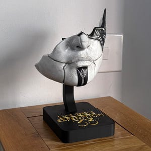 "Expedition 33 Alicia Mask 3D Druck Maske mit Aufsteller."