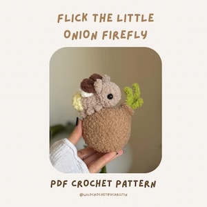 Könnte beinhalten: Ein gehäkeltes Plüschtier in Form einer braunen Zwiebel mit einem kleinen beigen Glühwürmchen darauf. Das Glühwürmchen hat braune Flügel und einen gelben Schwanz. Der Text FLICK THE LITTLE ONION FIREFLY PDF CROCHET PATTERN steht auf dem Bild.