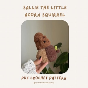 Könnte beinhalten: Ein braun-beiges gehäkeltes Eichhörnchen in Eichelform mit einem kleinen grünen Stiel oben. Der Text darüber lautet SALLIE THE LITTLE ACORN SQUIRREL und der Text darunter lautet PDF CROCHET PATTERN und @WILDCROCHETBYCHRISTIN.