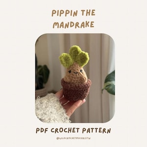 Könnte beinhalten: Eine gehäkelte Pippin die Alraune-Puppe, mit einem braunen Topf, einem beigefarbenen Körper und grünen Blättern. Die Puppe wird in einer Hand gehalten und der Text "PIPPIN THE MANDRAKE" und "PDF CROCHET PATTERN" werden angezeigt.