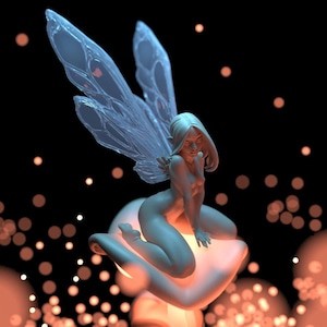 Puede incluir: Una figurita de hada blanca con alas translúcidas se sienta en un hongo brillante. El hada tiene el pelo largo y rubio y está en una pose delicada y femenina. El fondo es negro oscuro con una dispersión de luces naranjas.
