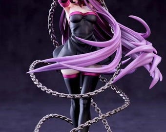 Op de afbeelding: Een anime-figuur met paars haar, gekleed in een zwarte jurk met roze accenten. Het figuur houdt twee zwaarden vast en is omringd door kettingen.