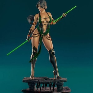 Peut inclure: Une figurine d'action de guerrière, de couleur verte et noire, tenant un bâton vert. La figurine est posée sur un socle noir avec un motif rouge et noir.