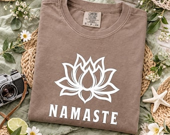 Namaste Lotusbloem T-shirt | Minimalistisch yogadesign | Spiritueel damesshirt | Casual wellnesskleding | Cadeau voor yogi's